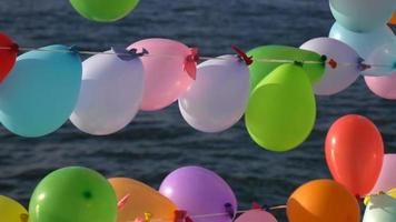 balões de festa coloridos do lado de fora na praia video