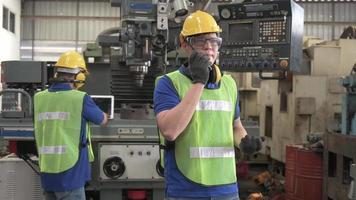 Aziatische arbeiders in uniform werken video