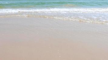 la mer sur une plage de sable tropicale video