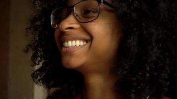zwarte vrouw lachen om televisieshow video