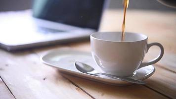 varmt kaffe hälls i kaffekoppen video