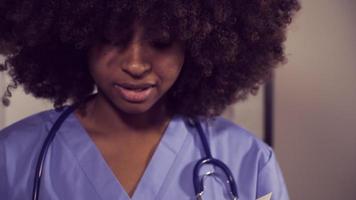 jovem médica negra falando com o paciente video