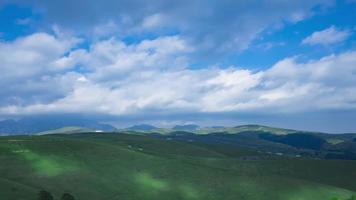 grüne Berglandschaft mit Hügeln und Wolken video