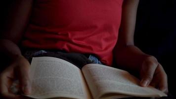 joven estudiante negro leyendo un libro de texto video