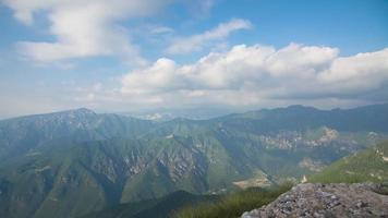 Wolken ziehen über Berggipfel video