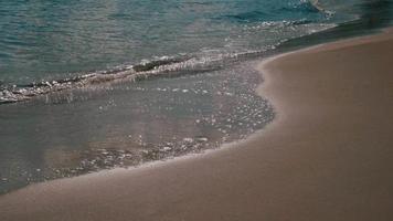 Nahaufnahme der Sonne, die auf den Wellen am Strand reflektiert video