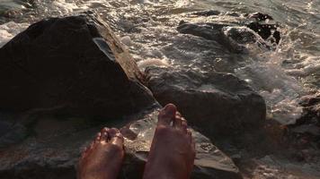 pies descalzos en la playa de la mañana video