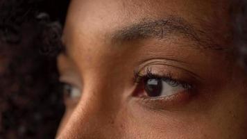 close-up van de ogen van een vrouw video