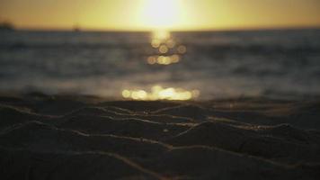 zonsondergang weerspiegeling van het zeeoppervlak en strandzand video