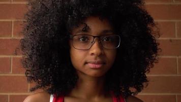 vastberaden jonge zwarte vrouw video