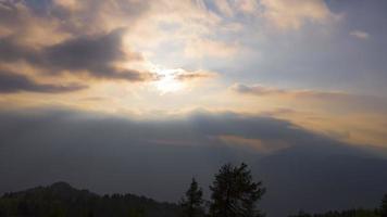 atardecer de verano con nubes en movimiento video