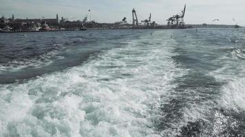 Schiff bewegt sich mit Möwen in Zeitlupe in Istanbul video