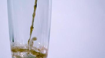 frisdrank in een lang drinkglas gieten