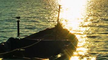 barco de pesca y luz del sol en el lago.
