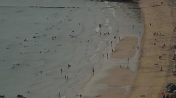 persone in spiaggia nella città di pattaya, thailandia video