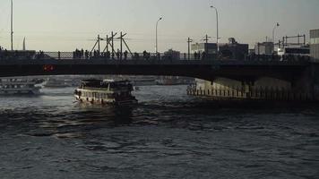 a ponte galata e os barcos a motor em Istambul, Turquia video