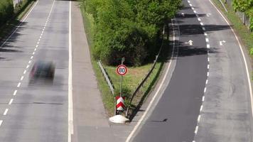 trafic et panneau de signalisation video