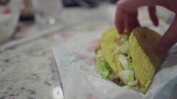 dando un bocado a un taco video