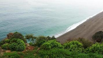 la spiaggia in una giornata piovosa video