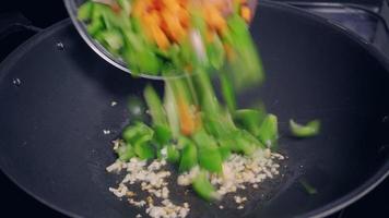 kochen rühren braten gemüse im wok video