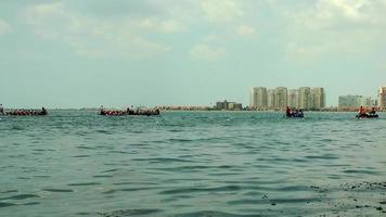 competição de canoa na água do mar video