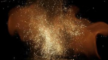 une explosion et une fumée brun jaunâtre sur fond noir video