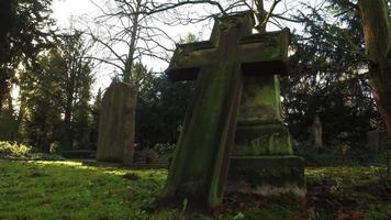 grande cruz de pedra no cemitério video
