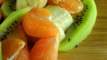 frutas frescas en la mesa de madera video