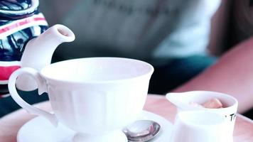 verser le thé chaud dans une tasse dans le café video