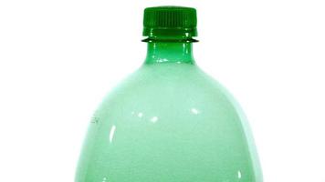 witte bubbels die uit een groene fles met een dop komen video