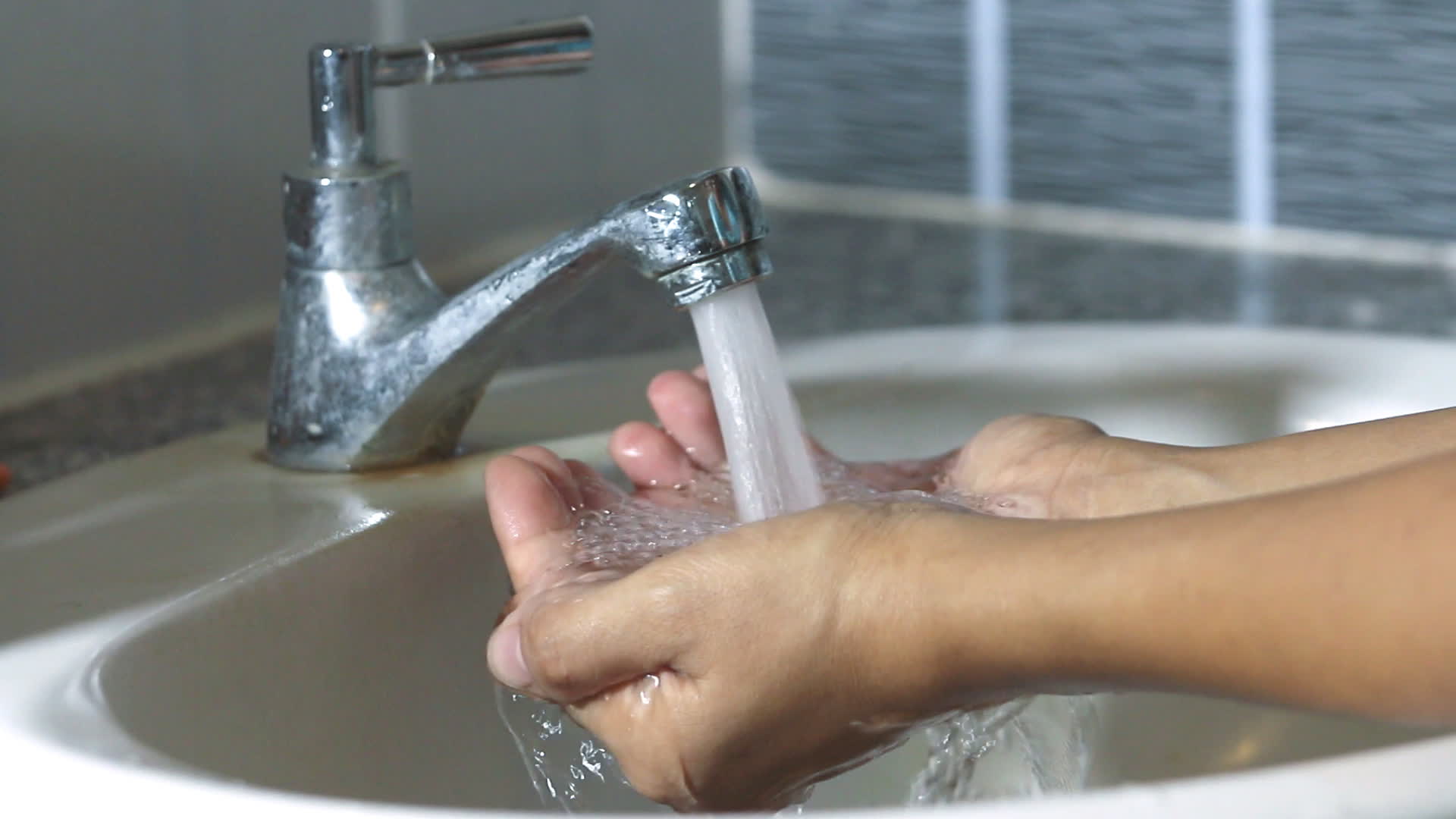 Помыть без воды как. Раковина с водой. Чистка воды. Вода в руках.