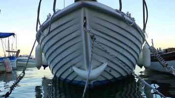 grand bateau de pêche à quai video