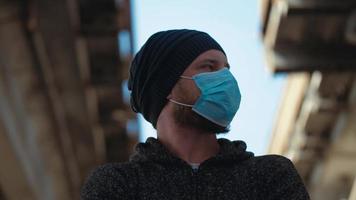 Porträtmann in einer medizinischen Maske video