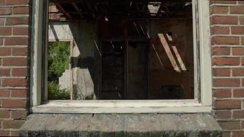 panoramique à travers une fenêtre dans un bâtiment abandonné video