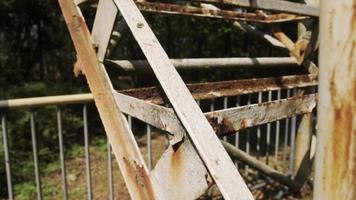 Seitenaufnahme der alten zerstörten rustikalen Treppe video
