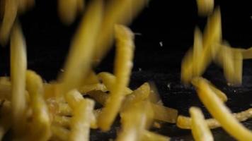 Die Pommes Frites fallen zu Boden und hüpfen. video