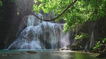 bella cascata nella foresta pluviale tropicale video