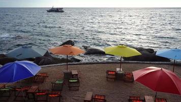 parapluies colorés au coucher du soleil dans la mer video