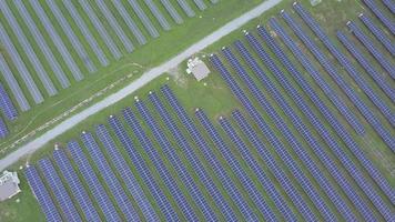 Paneles solares azules. módulos fotovoltaicos para energías renovables. video