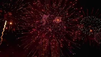 la verdadera celebración de fuegos artificiales coloridos en el cielo por la noche. video