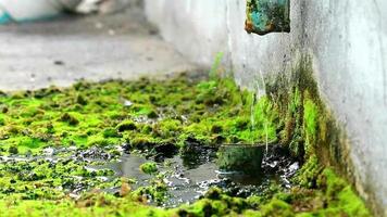 verspilde waterstroom uit de beschadigde buis video