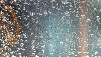 regndroppar på glaset i ett fönster video