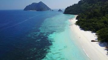 bella spiaggia di sabbia bianca all'isola. video