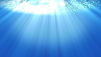mar subaquático com belo véu de luz solar e ondas do oceano video