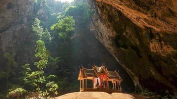 padiglione nella grotta di phraya nakorn vicino a hua hin video