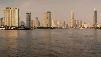 lapso de tiempo 4k rascacielos frente al mar en el corazón de bangkok.