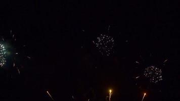 feux d'artifice explosant dans le ciel video