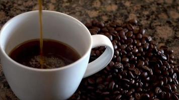 verser lentement du café