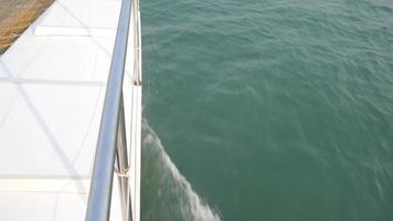 Yate catamarán en el mar en un día soleado video
