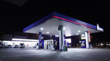 time-lapse van het tankstationverkeer video